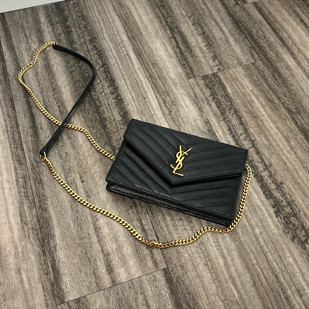 YSL CASSANDRE ENVELOPE CHAIN WALLET IN GRAIN DE POUDRE LEATHER